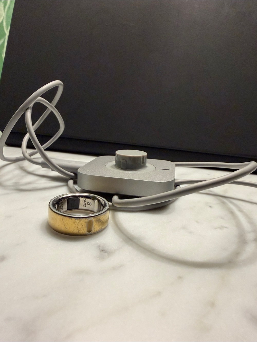 Oura Ring 4 Gold size 8 with Charger